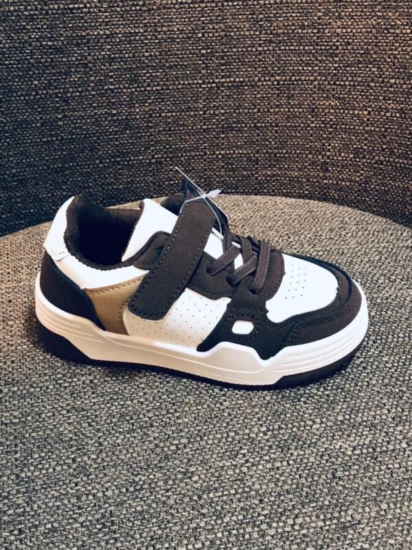 Zapatillas deportivas blancas de estilo casual o urbano con suela gruesa.