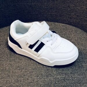 Zapatillas blancas con cierre de velcro