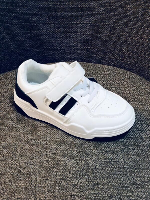 Zapatillas blancas con cierre de velcro
