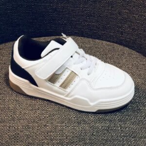 Zapatillas casuales para niños con cierre de velcro y detalles en color dorado.