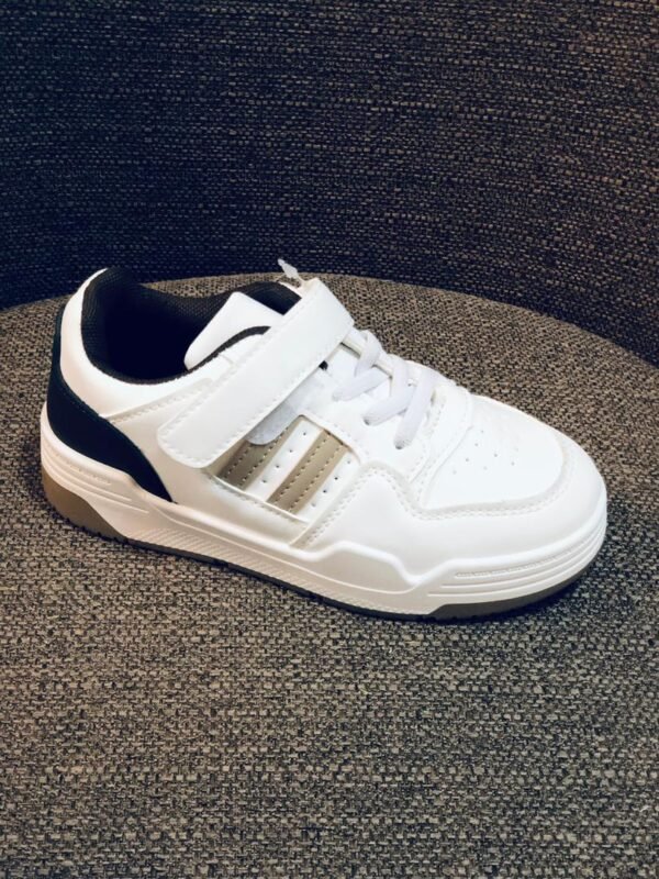 Zapatillas casuales para niños con cierre de velcro y detalles en color dorado.