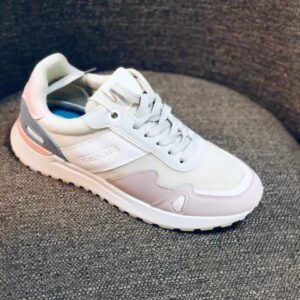 Zapatos deportivos de mujer de color blanco y rosa pálido.
