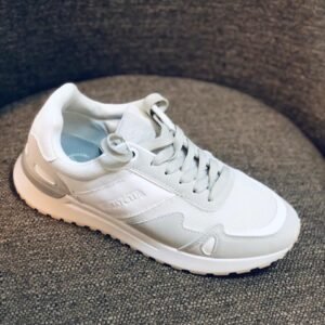 Zapatillas deportivas blancas de estilo casual.