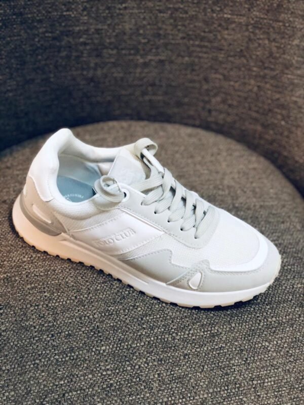 Zapatillas deportivas blancas de estilo casual.
