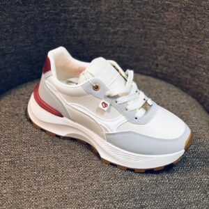Zapatillas deportivas de estilo casual para niños, caracterizadas por un diseño de plataforma gruesa en color blanco con detalles en gris.