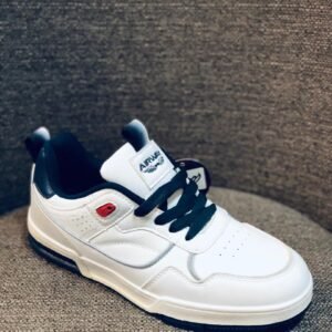 Zapatillas deportivas de color blanco con detalles negros y rojos, diseñadas para uso casual o deportivo.