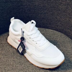 Zapatillas deportivas blancas de estilo casual con una suela gruesa y detalles de color marrón en la parte inferior.