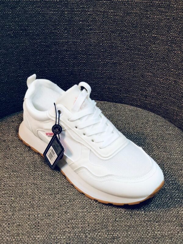 Zapatillas deportivas blancas de estilo casual con una suela gruesa y detalles de color marrón en la parte inferior.