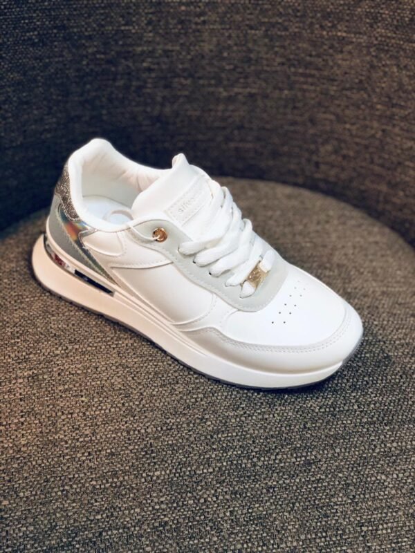 Zapatillas casuales de mujer de color blanco con detalles plateados.