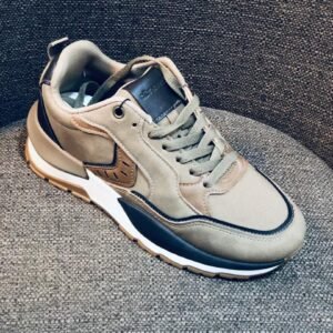 Zapatillas de estilo casual, texturas y tonos profundos para un look elegante y versátil.