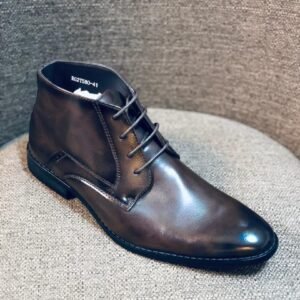 Botas estilo chukka de cuero con cordones, ideales para un uso casual o formal.