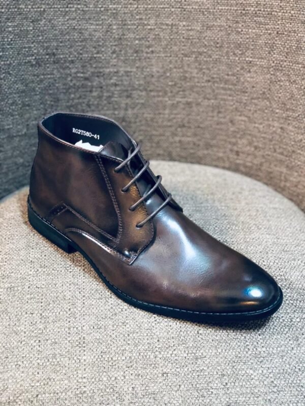 Botas estilo chukka de cuero con cordones, ideales para un uso casual o formal.