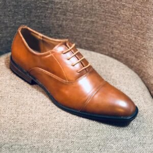 Zapato de vestir para hombre en color marrón claro.