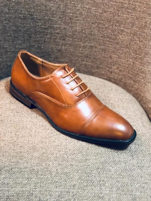 Zapato de vestir para hombre en color marrón claro.