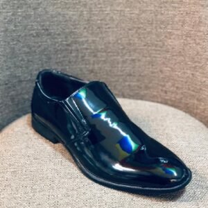 Zapato de vestir de charol negro estilo slip-on, diseñado para eventos de gala y vestimenta formal