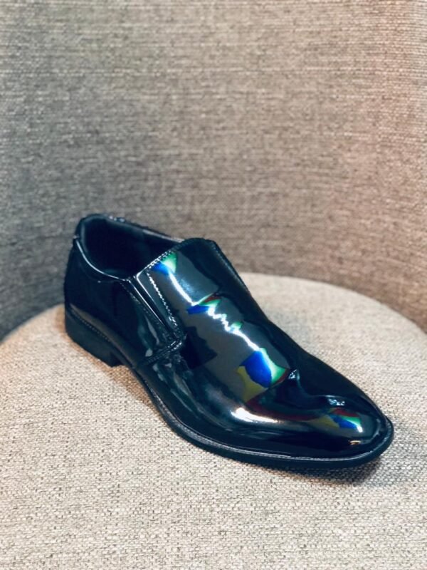 Zapato de vestir de charol negro estilo slip-on, diseñado para eventos de gala y vestimenta formal