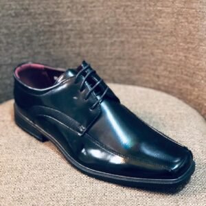 Zapato de vestir para hombre con acabado brillante y diseño clásico de punta cuadrada.