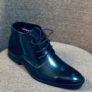 Par de botas tipo desert o chukka de vestir para hombre en color negro.
