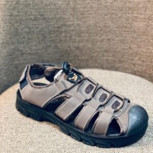 Sandalias estilo pescador con una parte superior de cuero duradero y una suela de goma resistente.