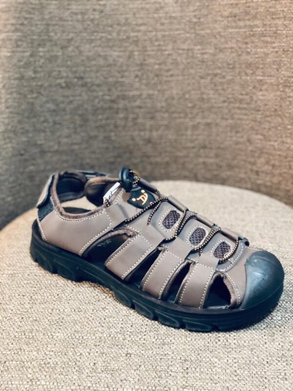 Sandalias estilo pescador con una parte superior de cuero duradero y una suela de goma resistente.