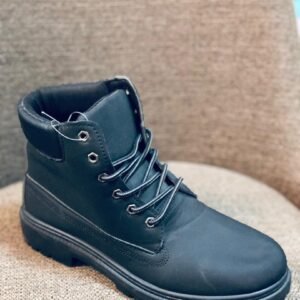Bota de hombre de color negro, diseñada con un estilo tipo work boot y cordones.