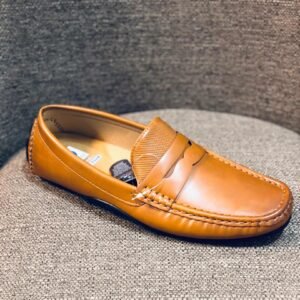 Mocasín de piel de color marrón claro o camel para hombre