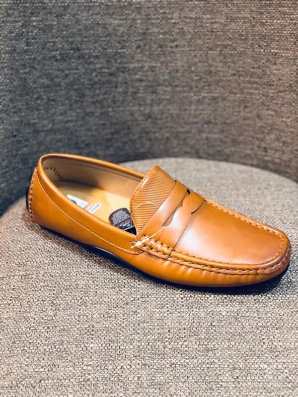 Mocasín de piel de color marrón claro o camel para hombre