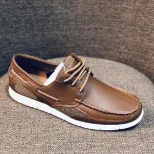 Zapatos náuticos casuales de color marrón para hombre con suela blanca de goma, ideales para un estilo versátil y moderno