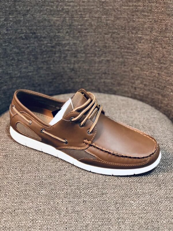 Zapatos náuticos casuales de color marrón para hombre con suela blanca de goma, ideales para un estilo versátil y moderno