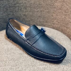 Mocasines de cuero para hombre, caracterizados por su diseño sin cordones, comodidad y versatilidad para uso casual o formal.