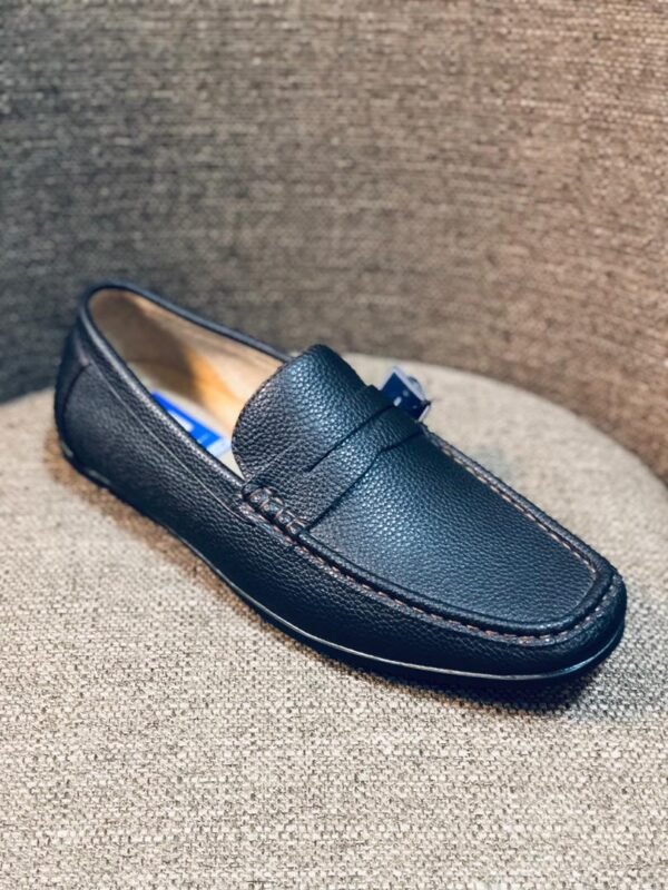 Mocasines de cuero para hombre, caracterizados por su diseño sin cordones, comodidad y versatilidad para uso casual o formal.