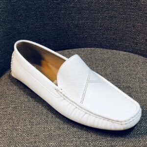 Mocasines blancos para hombre de estilo conducción destaca por su diseño minimalista y construcción sin cordones
