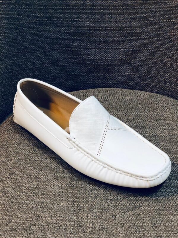 Mocasines blancos para hombre de estilo conducción destaca por su diseño minimalista y construcción sin cordones