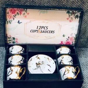 Juego de tazas y platillos de porcelana fina que incluye 12 piezas, diseñado con un estilo clásico y elegante.