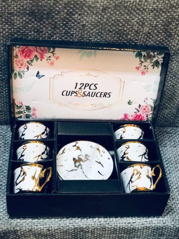 Juego de tazas y platillos de porcelana fina que incluye 12 piezas, diseñado con un estilo clásico y elegante.