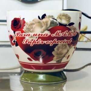 Taza decorativa está diseñada específicamente como un regalo para el Día de la Madre, con un diseño que incluye rosas y un mensaje cariñoso.