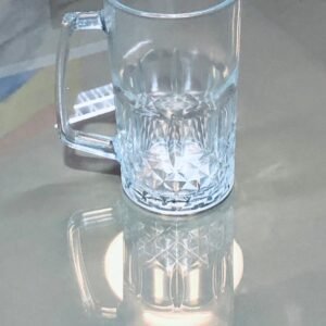 Jarra de cerveza de vidrio, específicamente diseñada para mantener la bebida fría gracias a su material grueso y asa