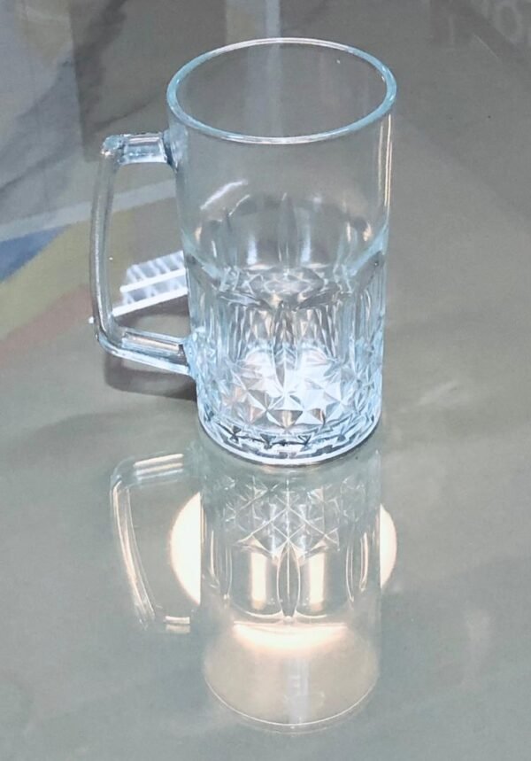 Jarra de cerveza de vidrio, específicamente diseñada para mantener la bebida fría gracias a su material grueso y asa
