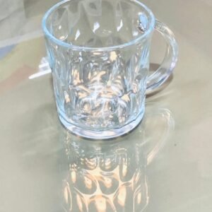 Taza de café o té de cristal transparente con un diseño de diamantes o relieve tallado, similar a modelos vintage