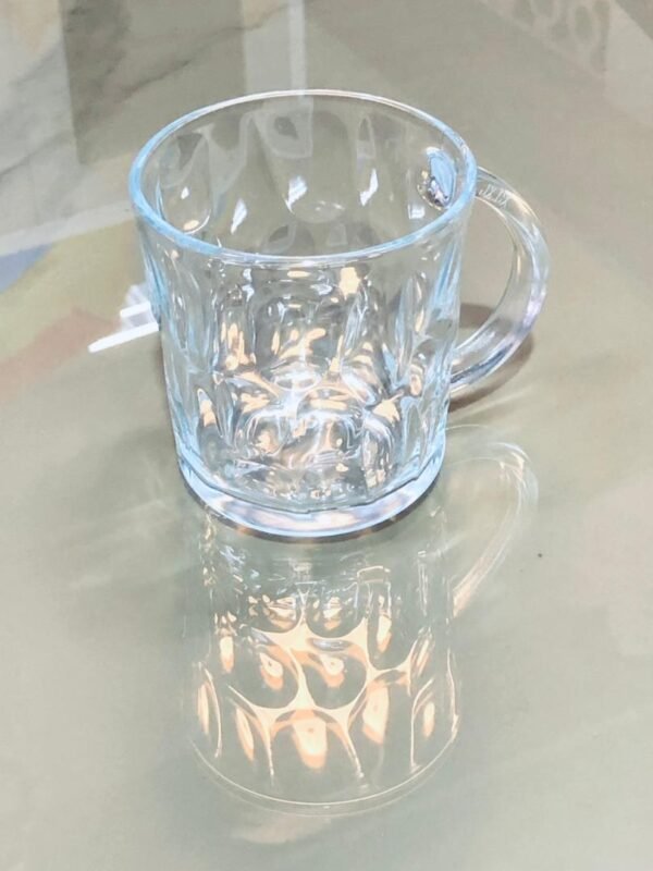 Taza de café o té de cristal transparente con un diseño de diamantes o relieve tallado, similar a modelos vintage