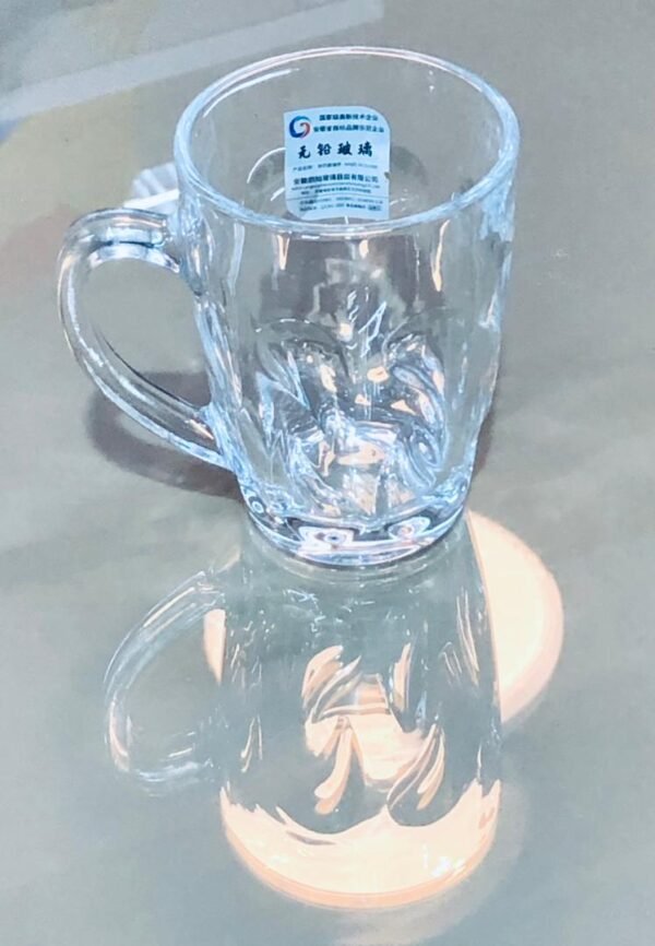 Taza de vidrio transparente con asa