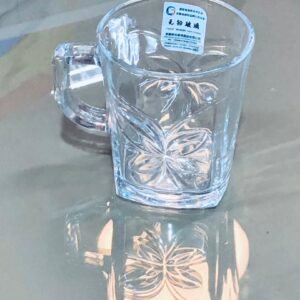 Taza de vidrio es un modelo con diseño de mariposa