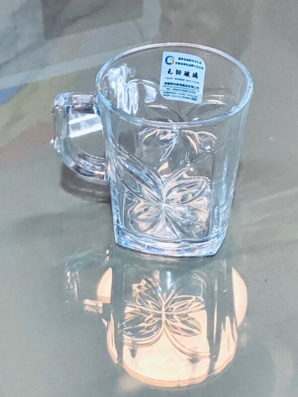 Taza de vidrio es un modelo con diseño de mariposa