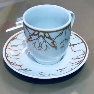Juego de 6 tazas con plato con un diseño blanco y detalles dorados tipo mármol o ramificaciones.
