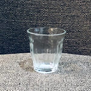 Vaso de vidrio transparente modelo "Palaks" de la marca Pasabahce, con un diseño de 10 paneles y estilo barroco.