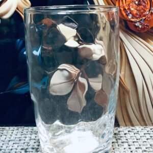 Jarrón o florero decorativo de vidrio transparente, utilizado para armonizar ambientes o como centro de mesa