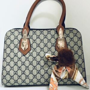Bolsa de mano con un diseño similar al monograma clásico de Gucci.
