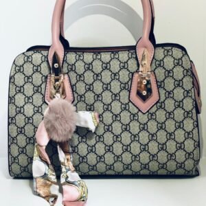Bolso de mano con patrón de monograma similar a los diseños icónicos de la marca Gucci.