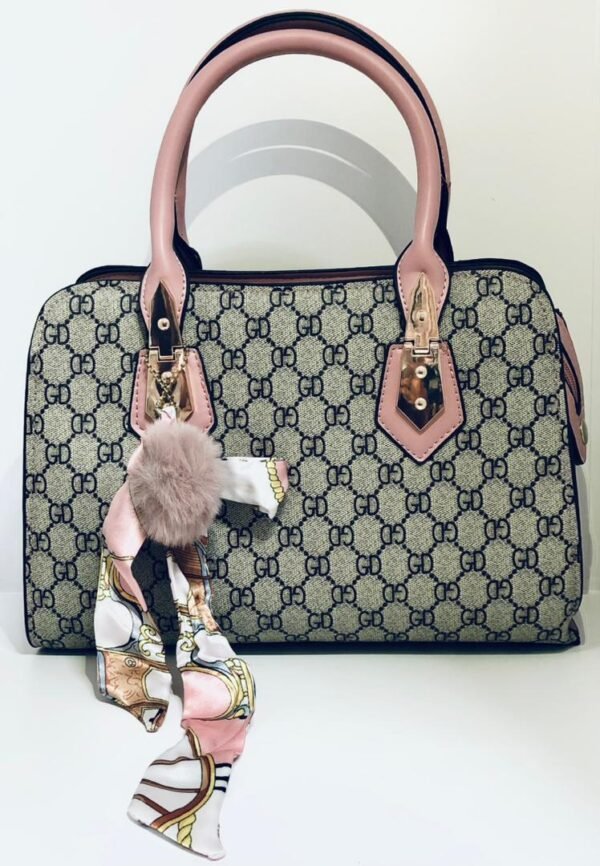 Bolso de mano con patrón de monograma similar a los diseños icónicos de la marca Gucci.
