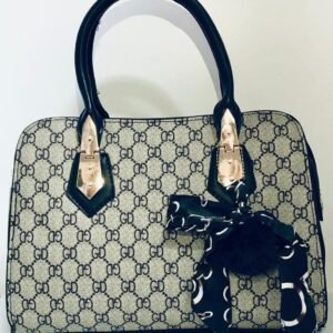 Bolsa de mano tipo satchel con un diseño inspirado en la marca Gucci, que incluye un pañuelo decorativo.